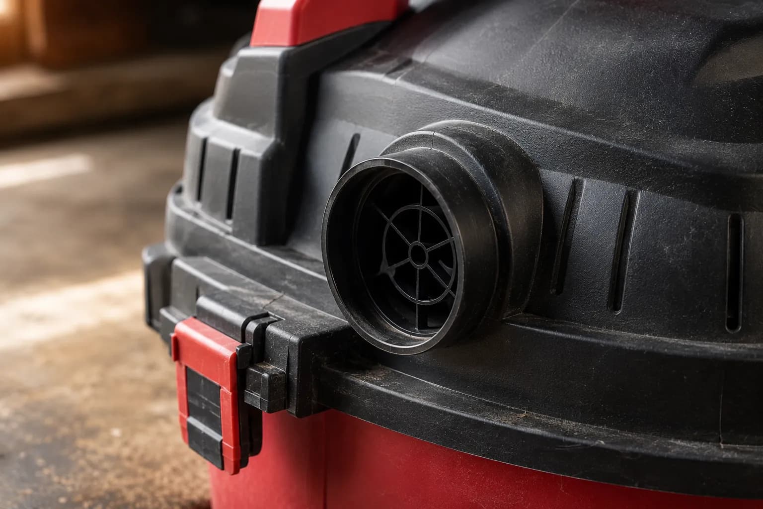 shop vac blower port on the rear of the motor head