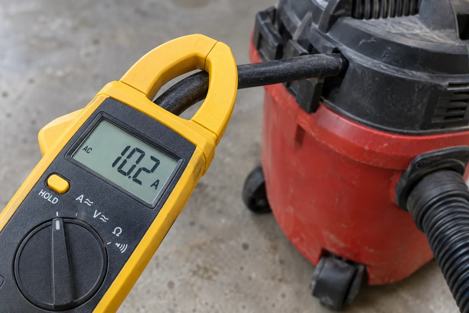 Clamp meter reading 10.2 amps on a running shop vac cord